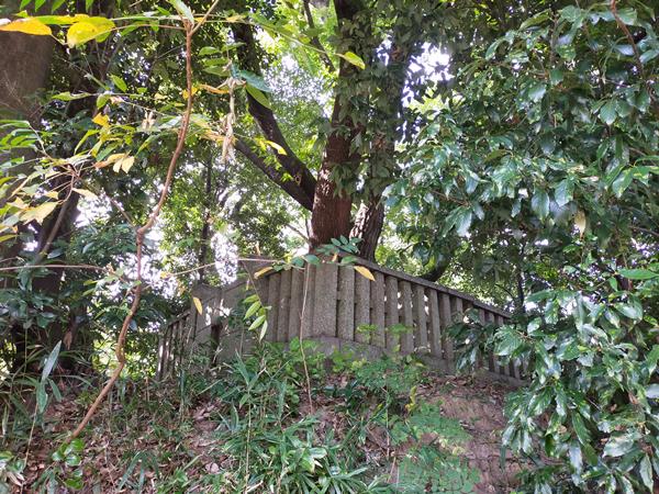 通法寺跡近くにある源頼信の墓