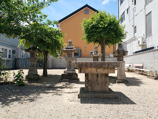 小山産土神社の石灯篭と石台