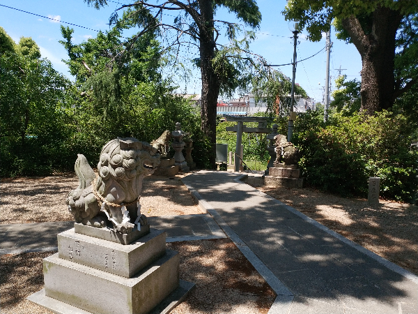 津堂八幡神社の境内