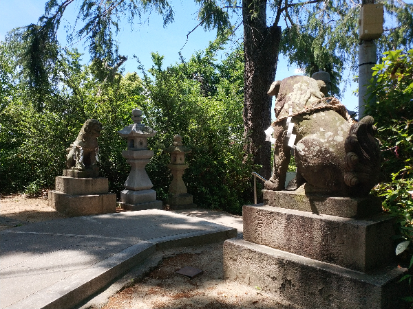 津堂八幡神社の境内