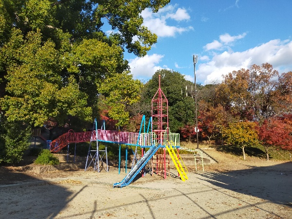 野中宮山古墳にある児童公園