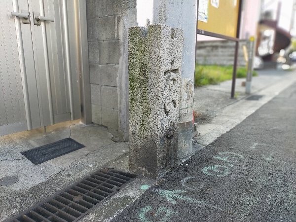 長尾街道にある案内碑