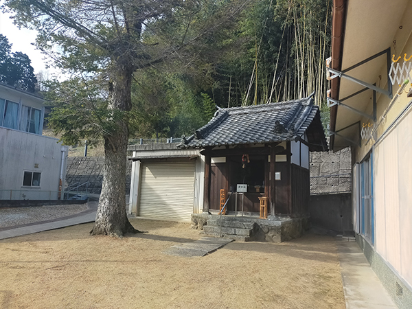 出合戎藤野森神社の境内