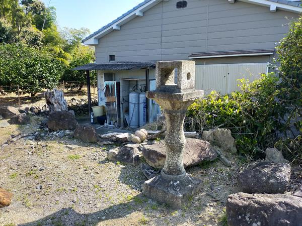 春日西之宮跡地の灯篭