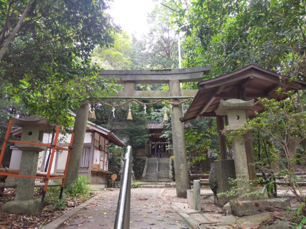 彼方春日神社の手水舎と鳥居