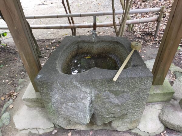 彼方春日神社の水盤
