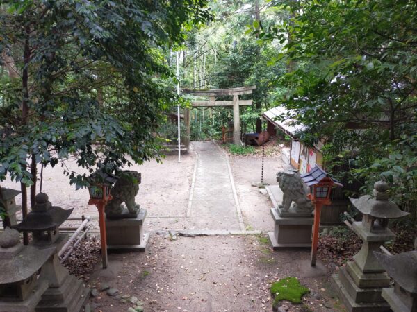彼方春日神社の全景