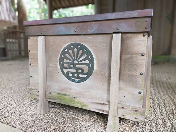 千早神社の賽銭箱