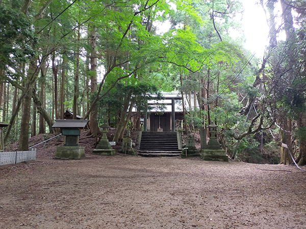 千早神社の境内