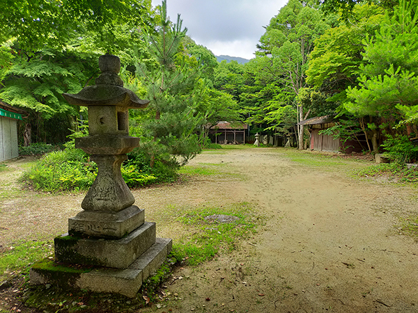 千早神社の境内