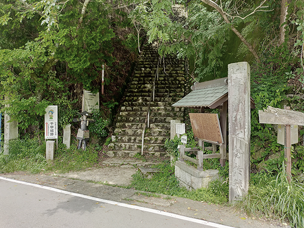 千早神社の入り口