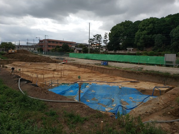 島泉平塚古墳の前にある陵東遺跡